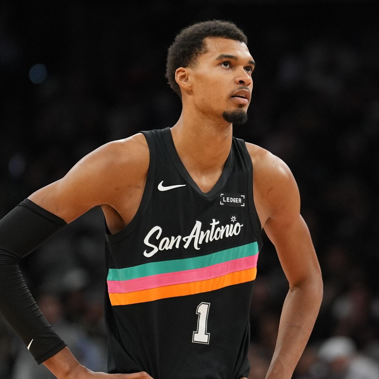 霸气！文班亚马谈现役最佳球员：“目前是字母哥和亚历山大之间。但当我重返赛场时