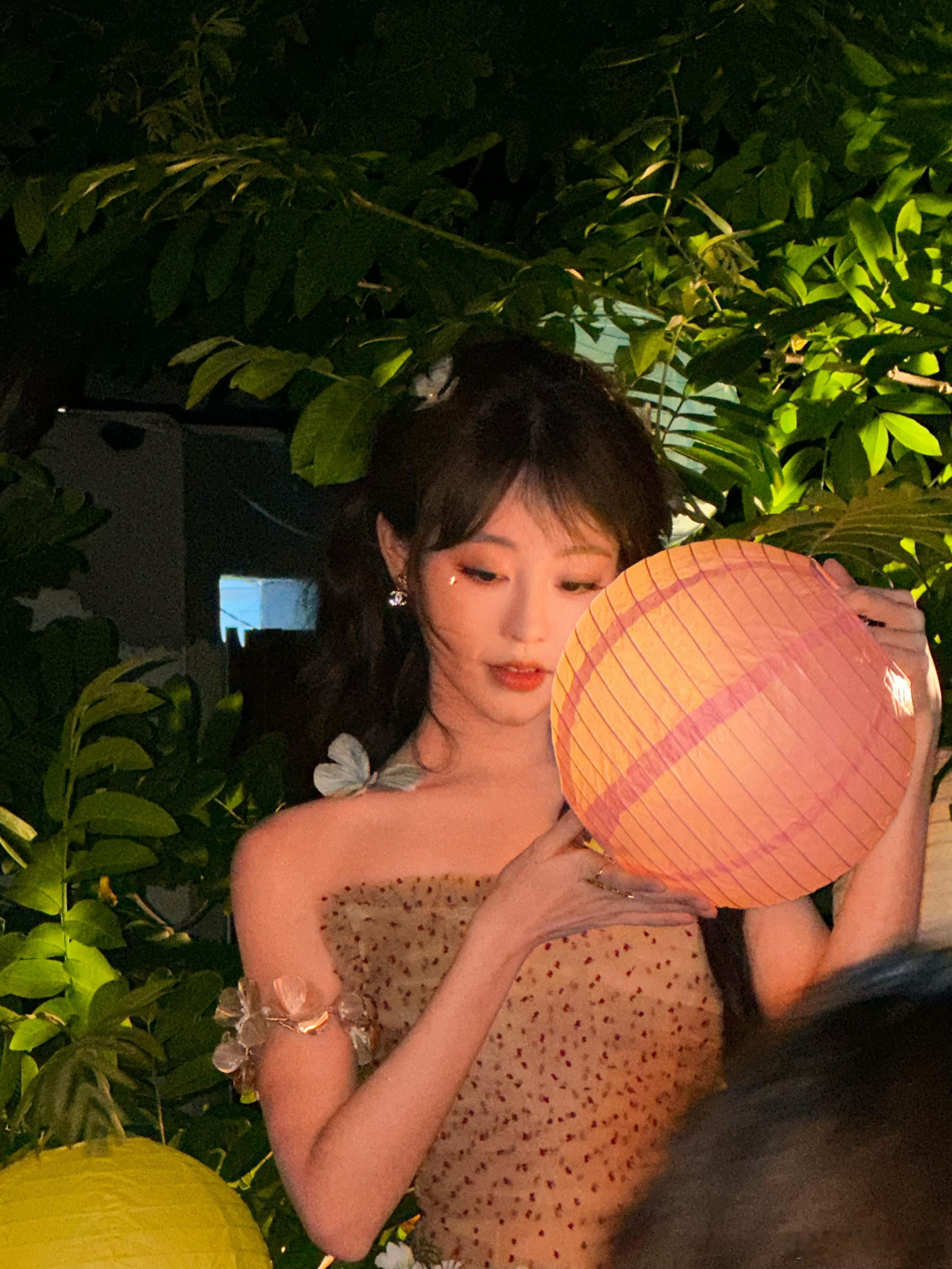 祝绪丹造型审美度蹭蹭上涨！今晚雨中出发图美绝了！分明就是花中仙子！​​​
