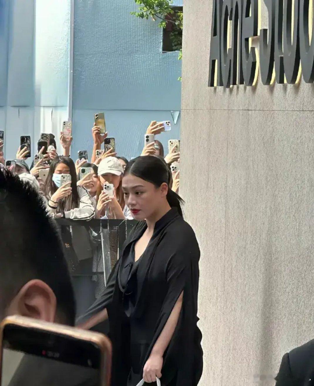 天呐，这真的是马思纯吗？为啥她自己发的图和路拍完全不一样