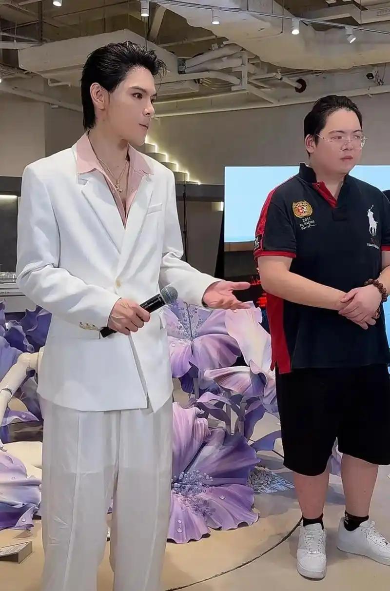 向佐向佑合体直播卖了1500万，但向佑一分钱都拿不到。 向左表示不在乎钱，在