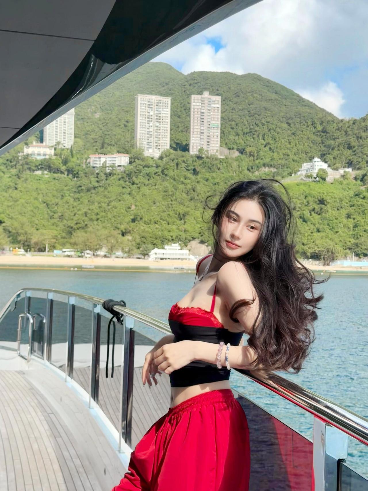 《游艇风情》原创诗词游艇凭栏沐晓风，红裳黑抹韵尤浓。长卷发浪随波舞，远岫层