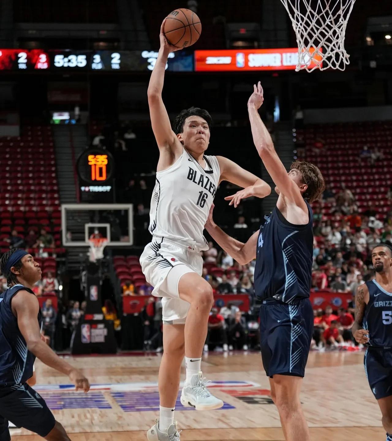 体能是最大缺陷，杨瀚森爆砍10分5篮板！在今天的NBA夏季联赛中，杨瀚森继续表