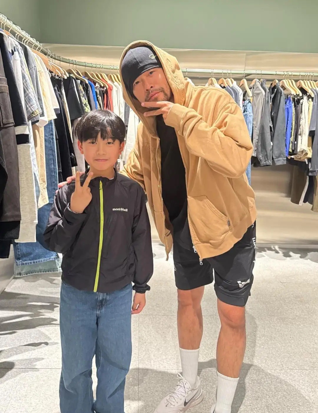 47岁周杰伦现身墨尔本逛商场被偶遇，他装扮酷帅有型，留着络腮胡子，皮肤呈现小麦色