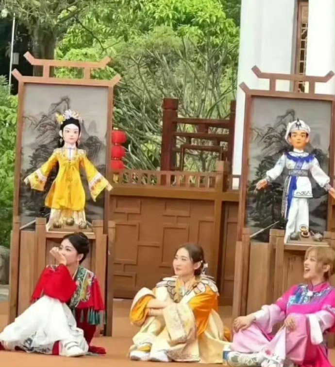 白鹿这坐姿一般人学不会[笑着哭]​​​哈哈哈咱太没偶像包袱了姐姐​​​