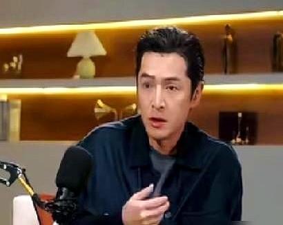 胡歌最近上鲁豫的节目，说自己事业家庭平衡得一塌糊涂。他女儿小茉莉两岁时跟着去