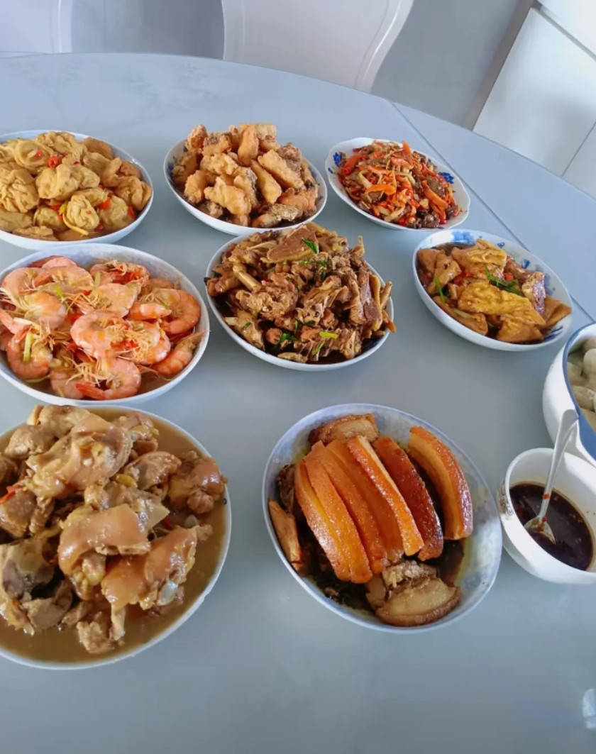 左边全是肉菜。右边全是素菜，你会选择哪一桌？
