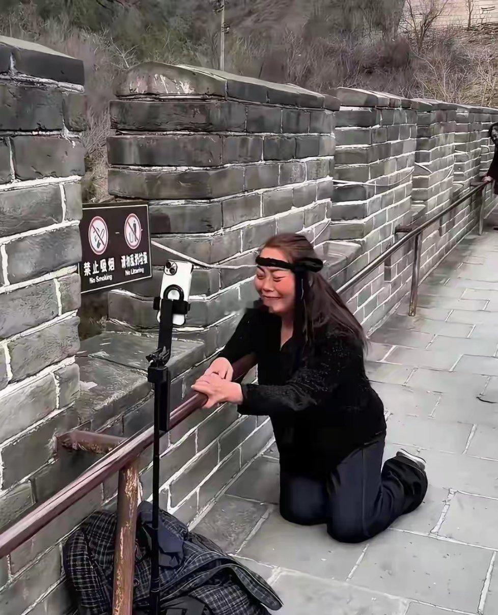 不得不说，现在的网红为了流量，也是拼了！