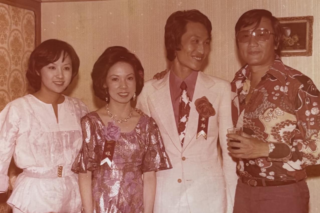 70年代，谢贤参加朋友聚会，一张罕见的留影，画面最右侧身着花衬衫、佩戴墨镜的男子