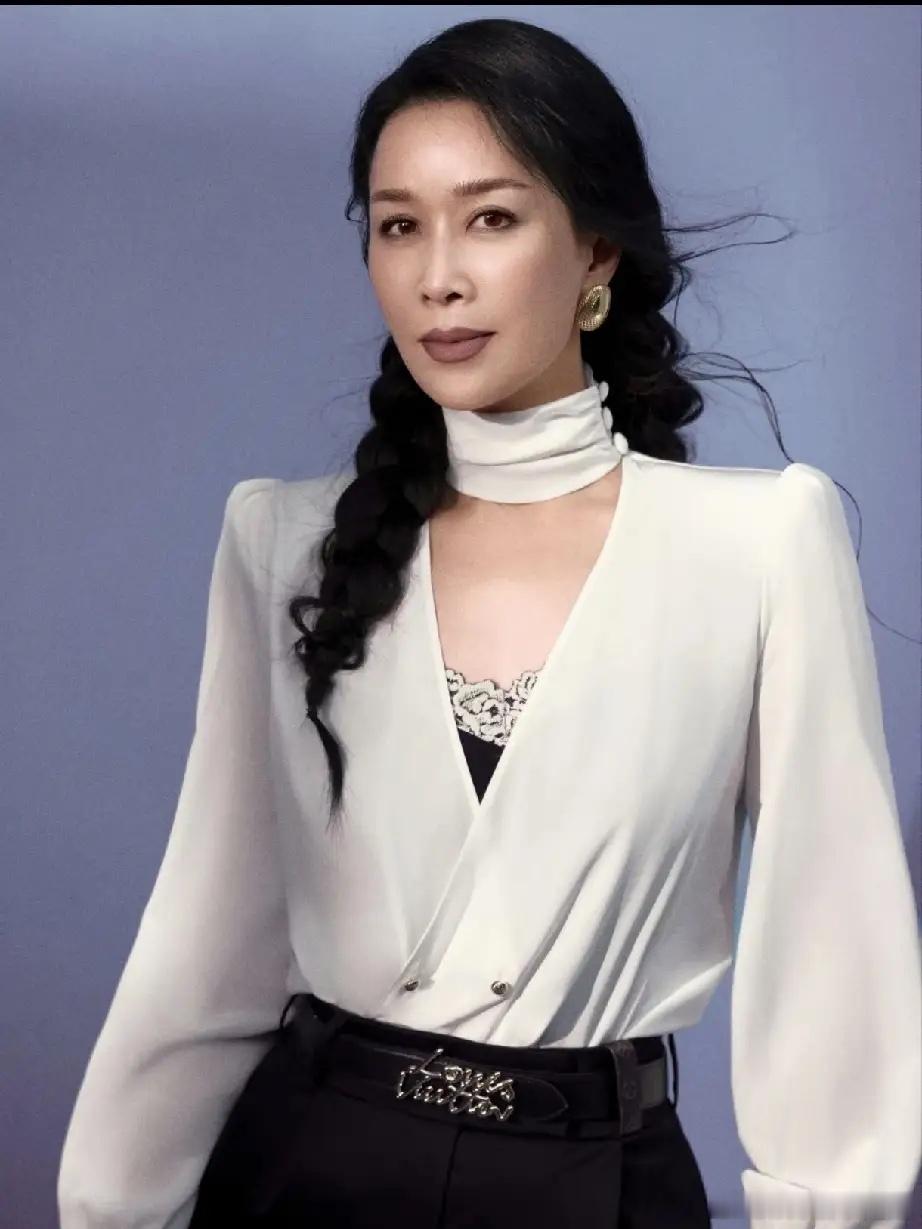 主持人问那英：“你是不是对章子怡有意见，才说她不适合当音乐导师？”那英说：“没有