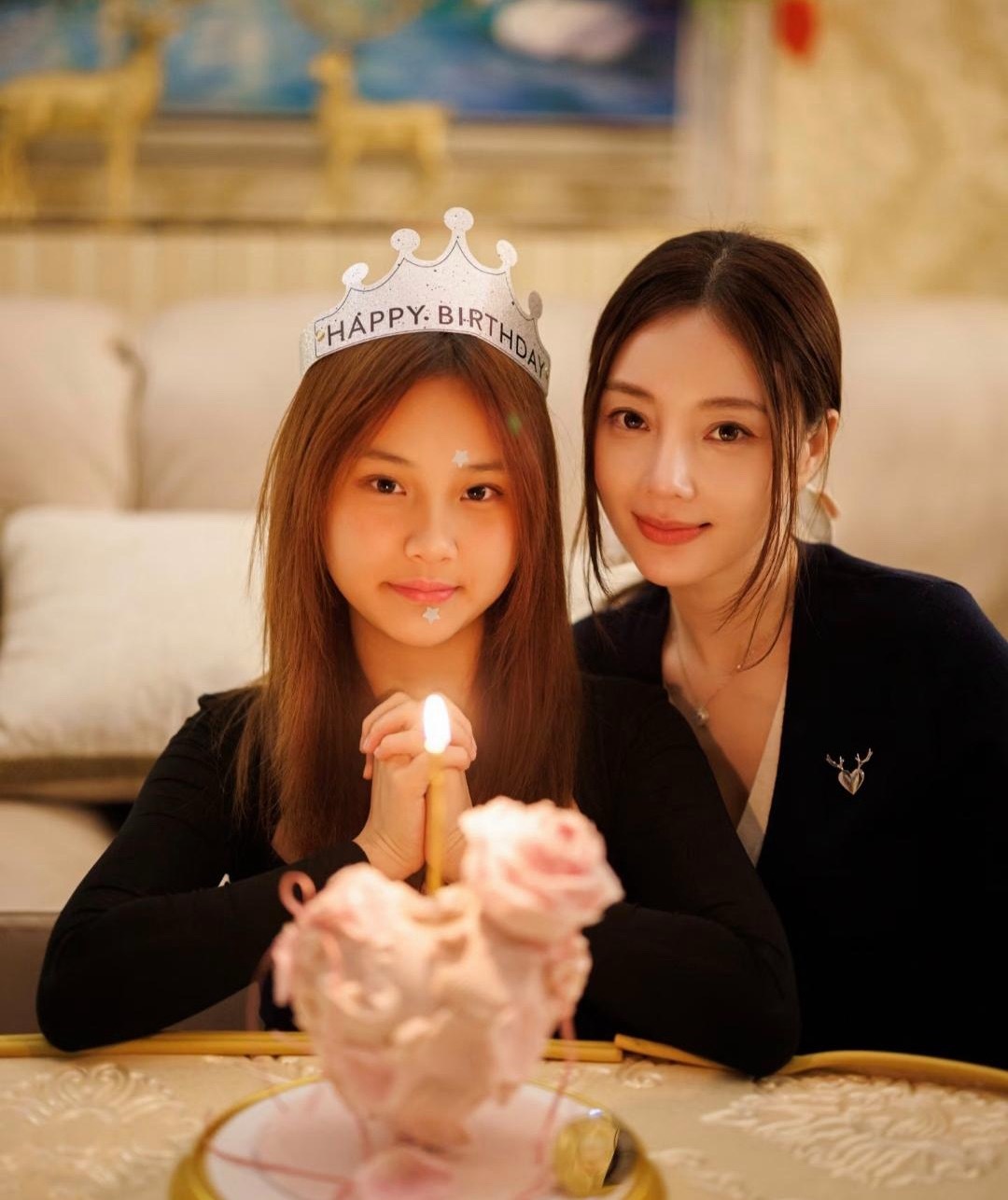 李小璐在家为女儿甜馨庆祝13岁生日，她保养得太好了，看起来很年轻，母女俩像同龄人