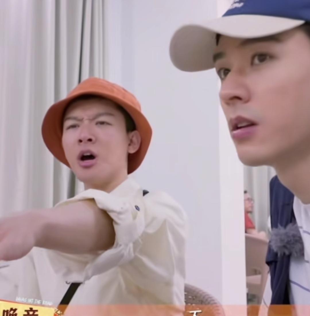 张晚意阻止导游穆穆结账，龚俊直接抢走穆穆的钱包，穆穆：“我来，我来”，张晚意：“