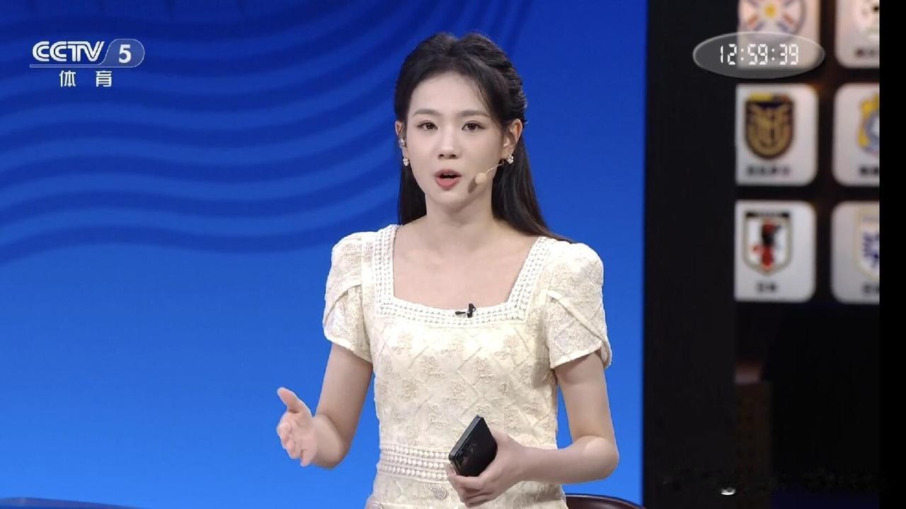 中国传媒大学2020级的校花确实长得好看，她长相清新，落落大方，谈吐自然，比马凡