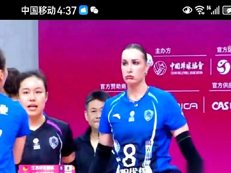 江苏对上海的女排冠军战，第一局。上海队的主攻手仲慧，几乎是一个人，把全队的节奏