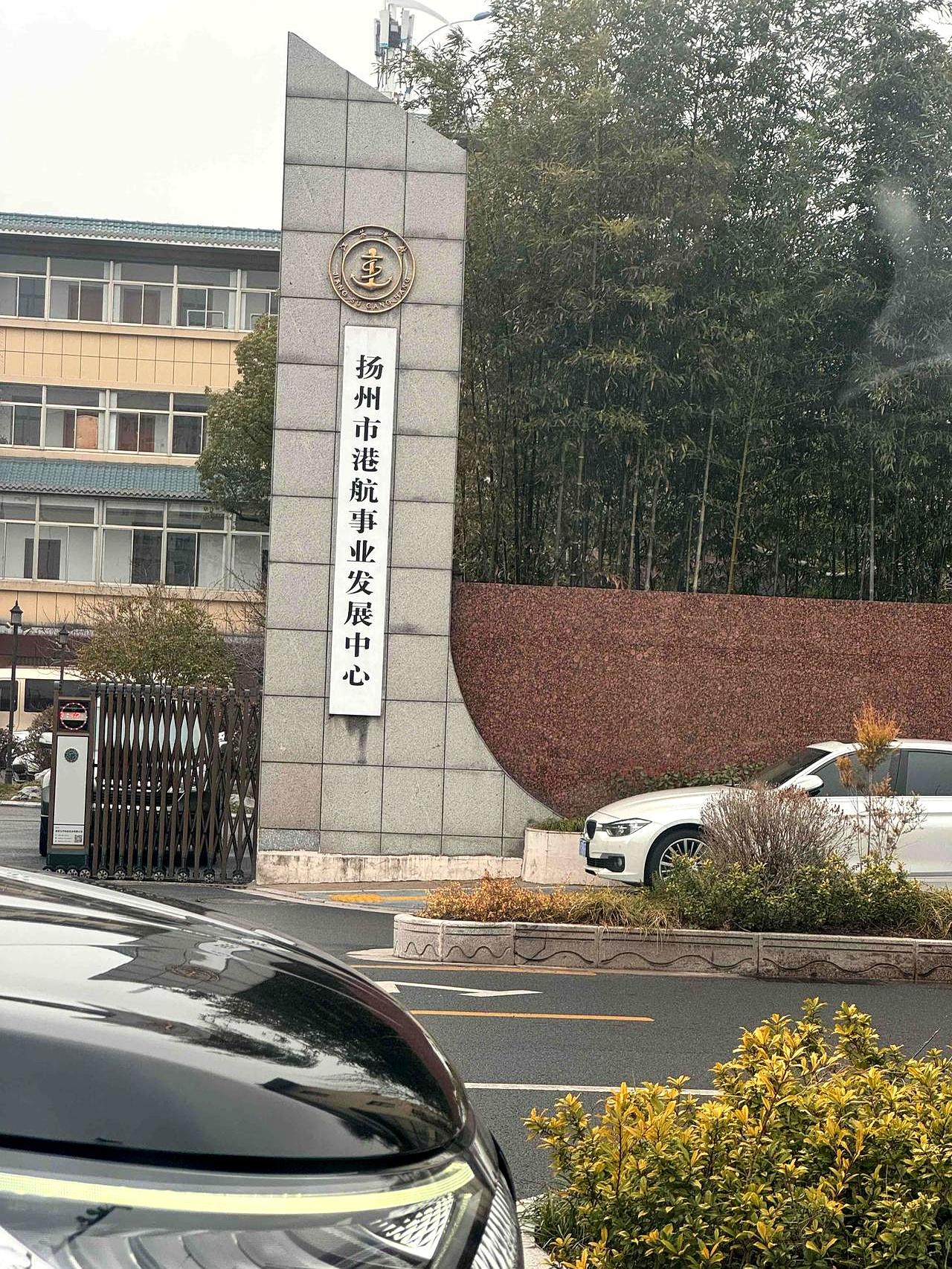 开车路过扬州老城区，突然被一栋青砖小楼吸引住了，墙头爬满了凌霄花，门牌却特低调，
