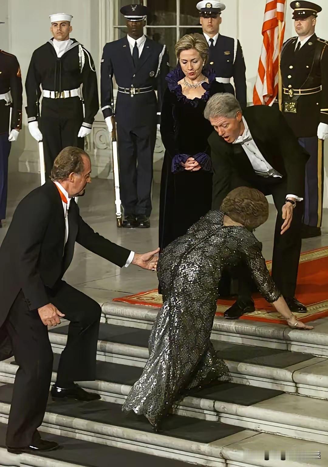 克林顿当总统时，反应还是非常快的，身手还是非常不错的，但是他的老婆希拉里，倒是显