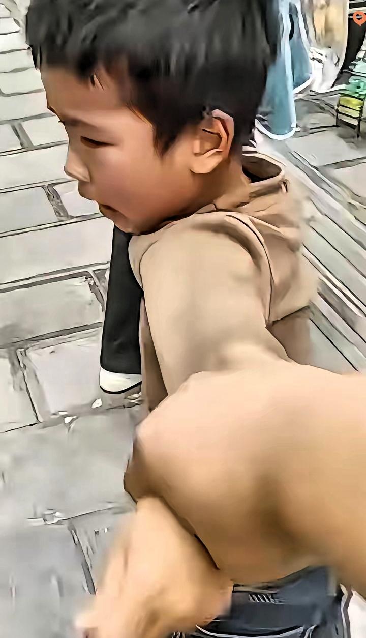 街头一声撕心裂肺的“妈妈”，看哭了无数人。五岁孩子偶遇离婚一年的母亲，扑进怀