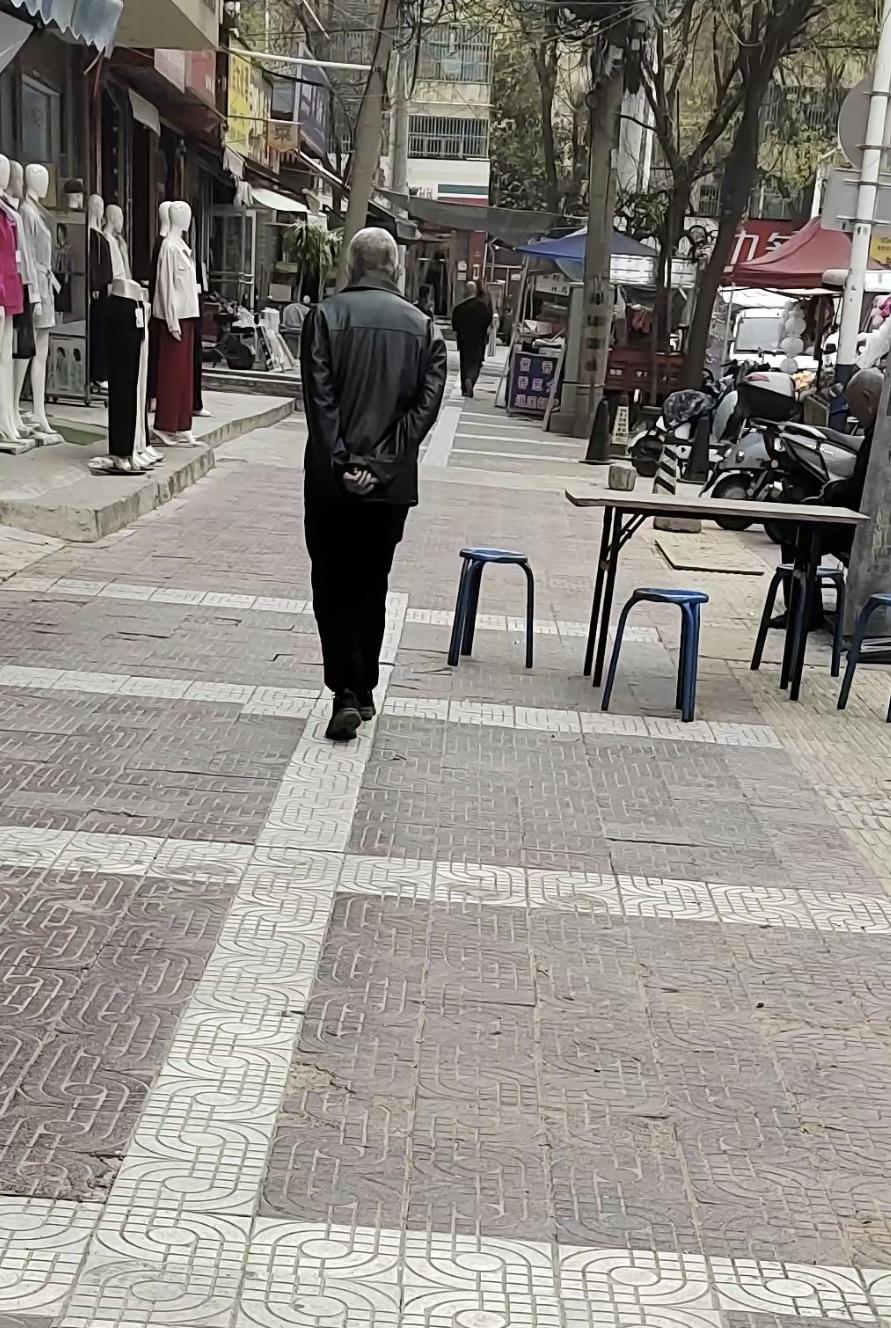 老人走路总爱把手背在后面，年轻人却几乎从不这样。我前几天陪爷爷去医院复查，路上特