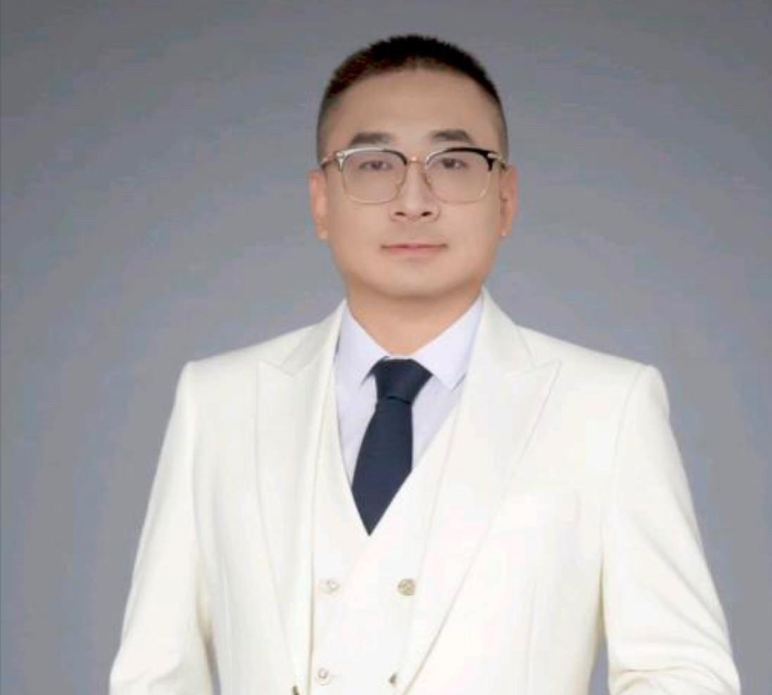 云昊换头像了，差点没认出来，一副文质彬彬，温文尔雅，风度翩翩的气质。有一说一，