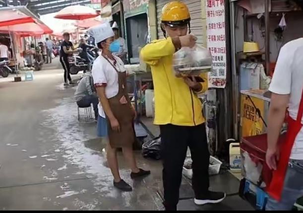 有一位香港小伙子，为了节省生活成本，选择在深圳租房居住，每天往返香港跑外卖。他说