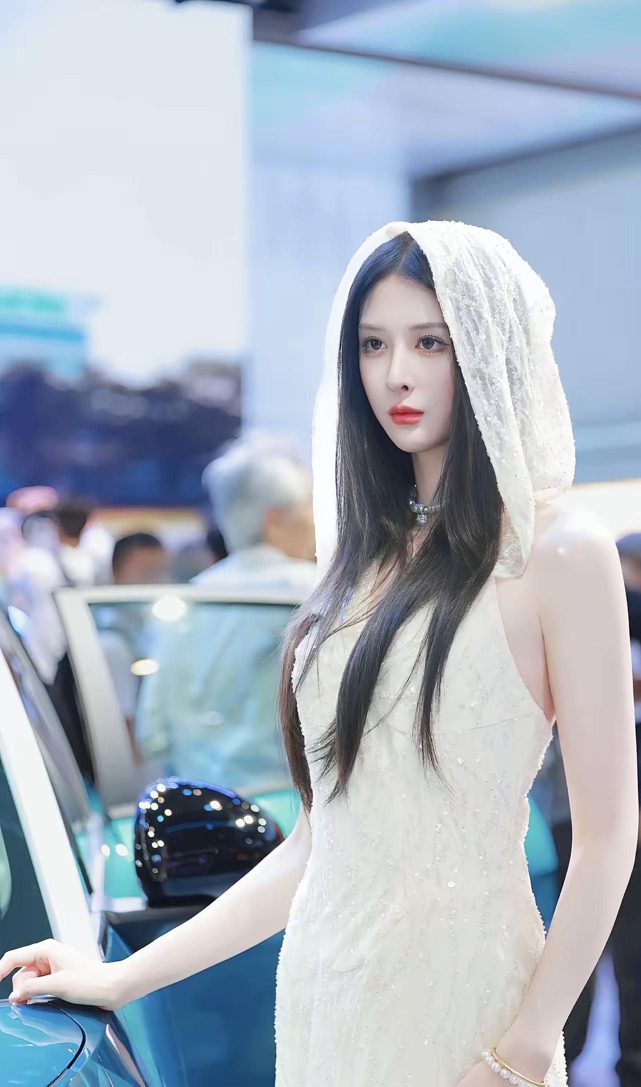 有哪些美女让人过目难忘？广州车展的最美车模之一