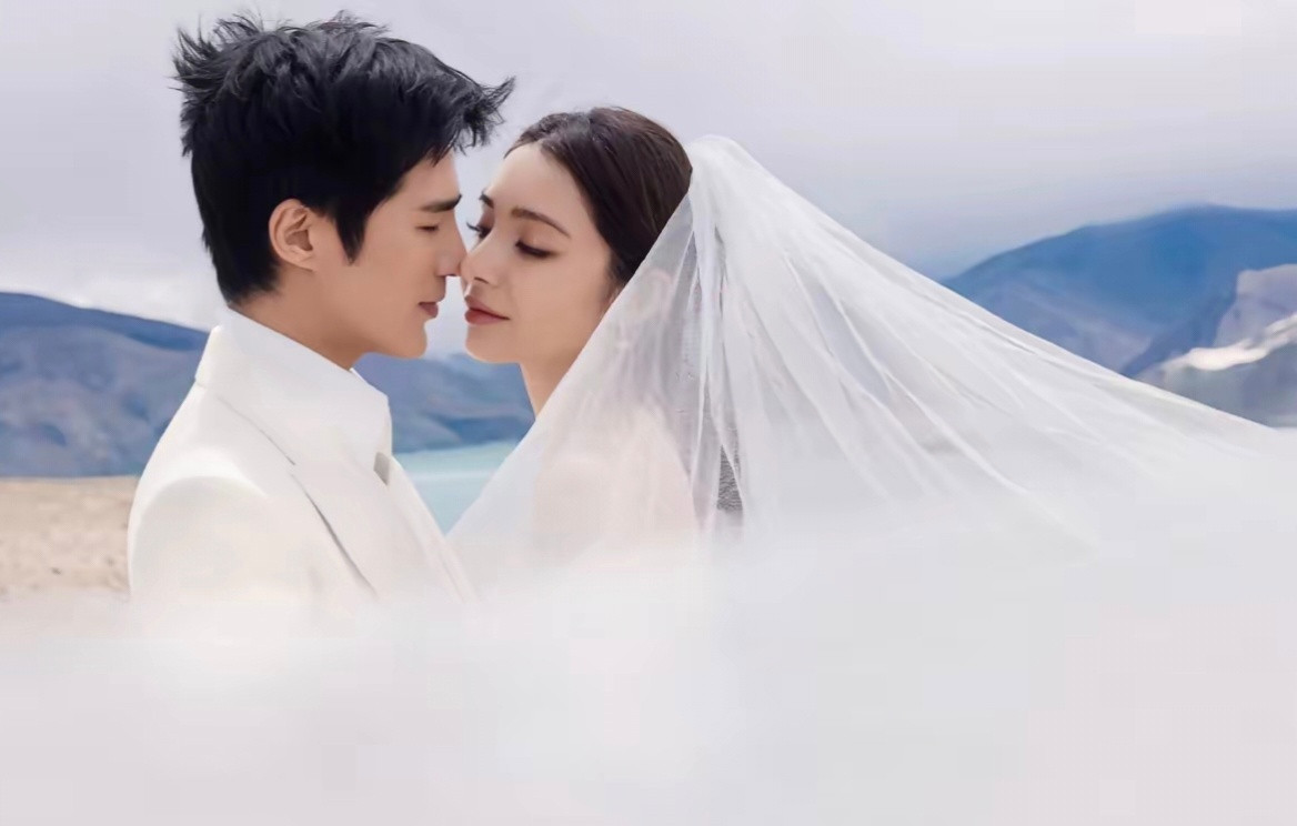 麦迪娜与姜潮婚礼日期是姜潮35岁生日。麦迪娜还晒出了夫妻俩在她老家新疆拍摄的婚纱
