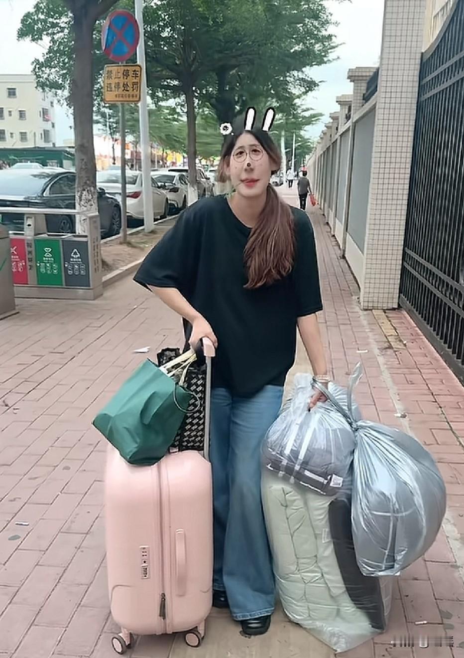 我已经找到工作了，是保安现在在上班路上[哭哭]