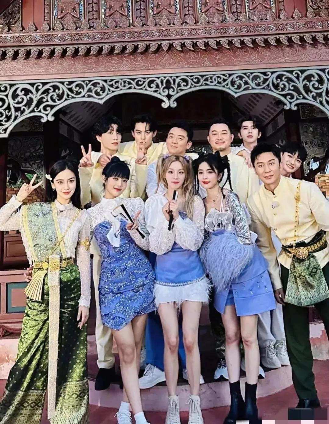 这一张跑男大合照，感觉Angelababy像单独开了美颜，真的太美了吧，这张脸确