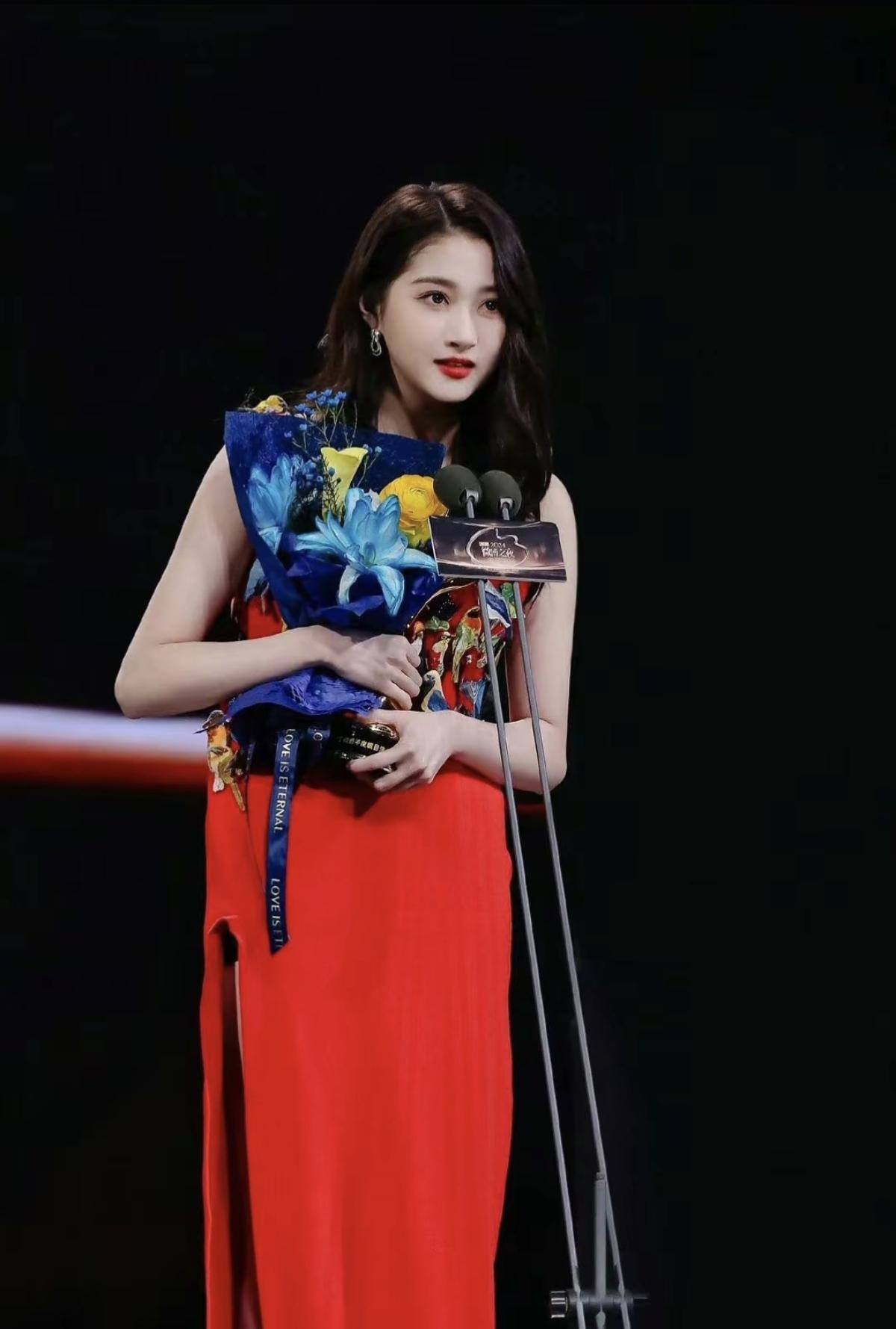 红裙似火，明艳动人！关晓彤一袭高开叉红裙，把明艳大气的美狠狠拿捏住了姐姐