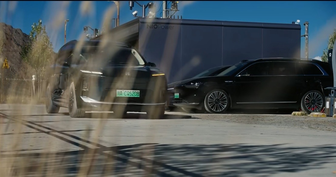 一股清流的蔚来也有小心机？蔚来找陈震老师和初晓敏老师拍摄ES8换电的场景里，换电