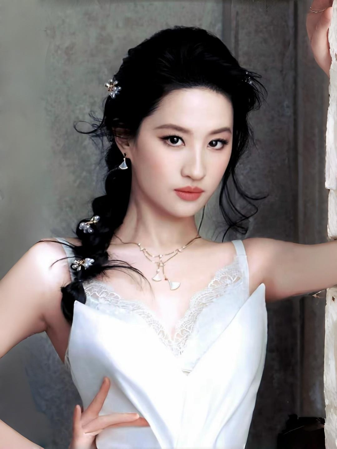 刘亦菲：白衣麻花辫的仙气妆容演绎极致骨相美刘亦菲仙女姐姐