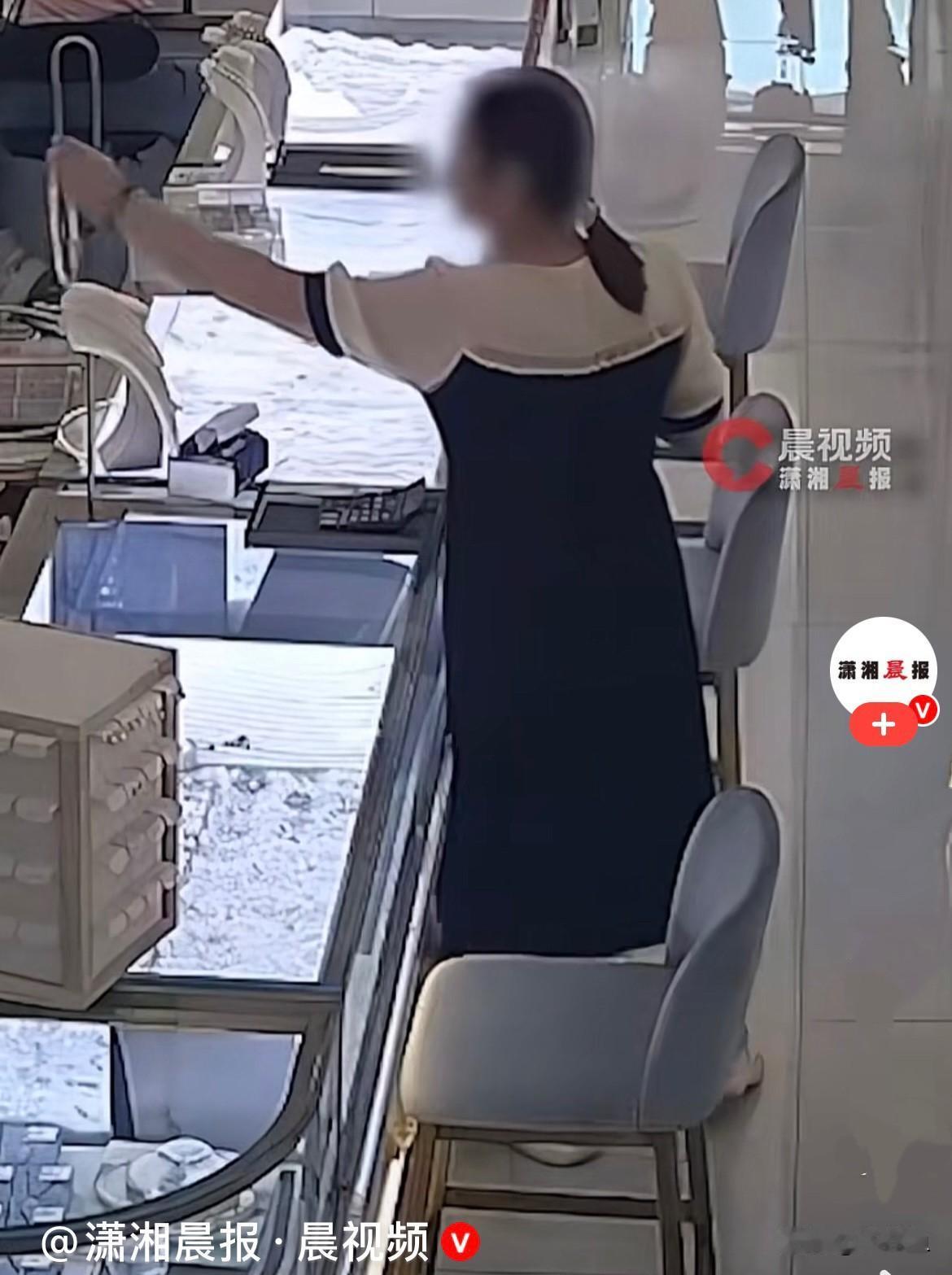万万没想到，湖北武汉一女子进了一家金店，假装淡定自然，先是拿起柜台上的纸巾擦鼻涕
