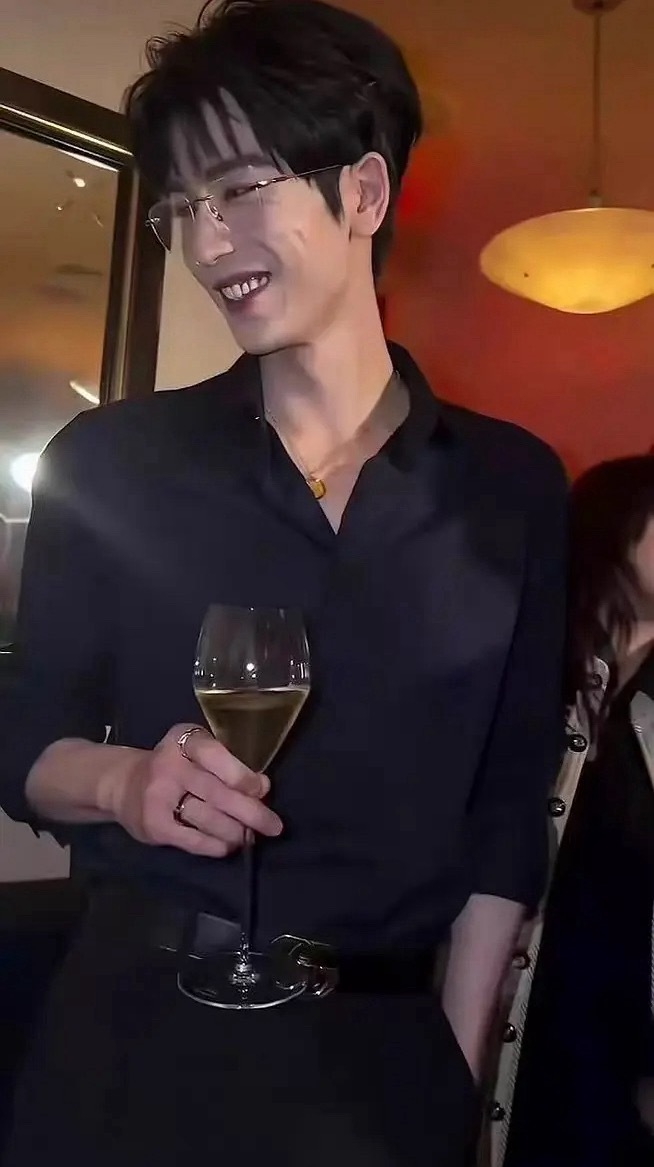 张凌赫生图一直都很虐啊，生图从来没帅过