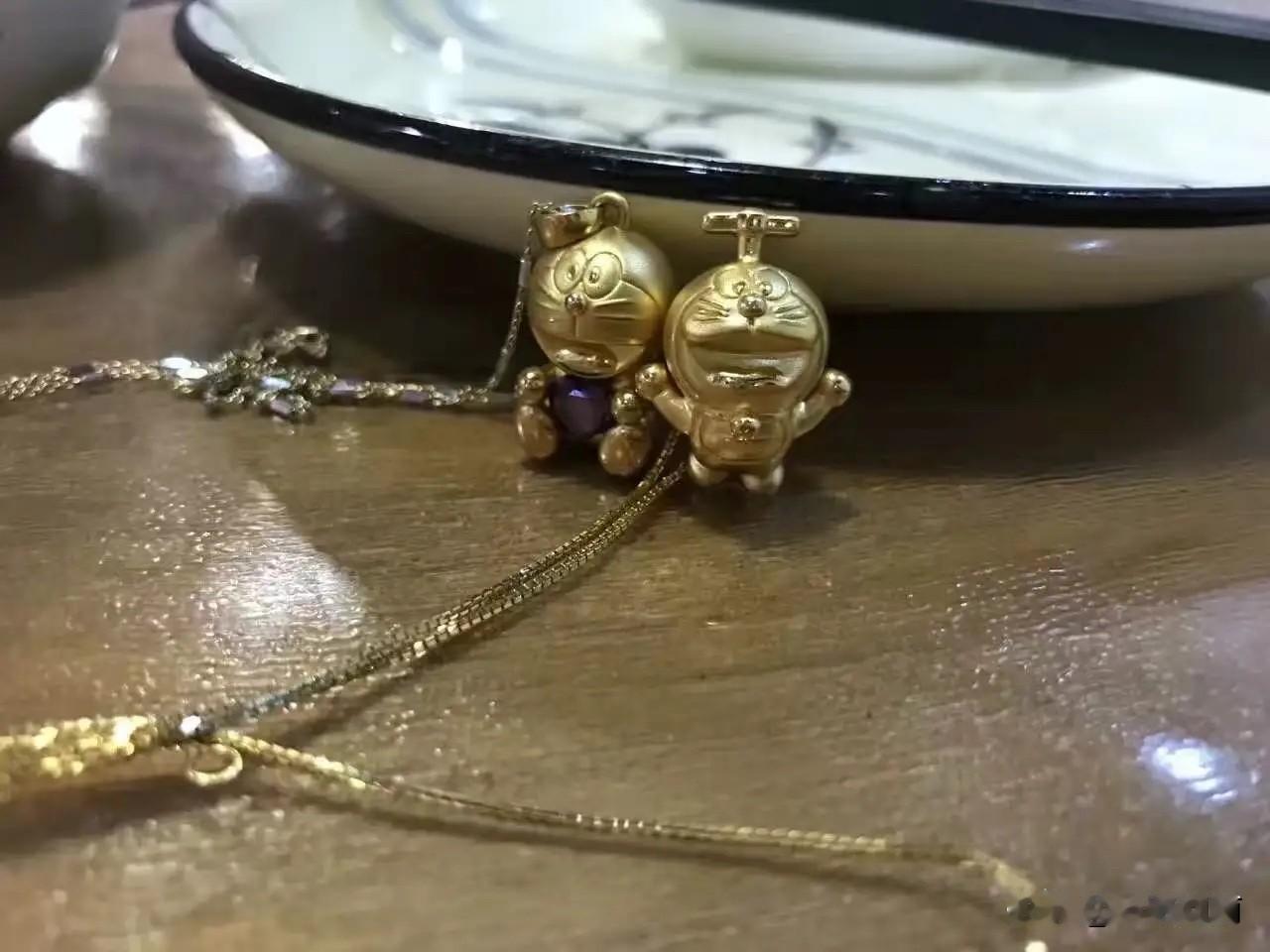 发现没？最近武汉那条新闻一出来，估计好多戴黄金首饰的朋友都后背一凉，总算明白为