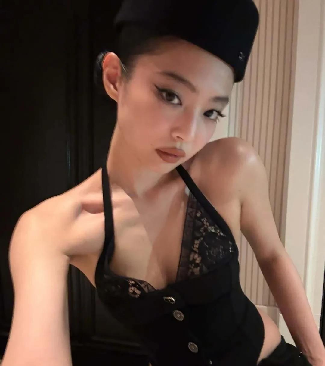 Jennie真放得开！拍照真的独有自己的味道！欧尼简直美疯了，这几张照片真的是…
