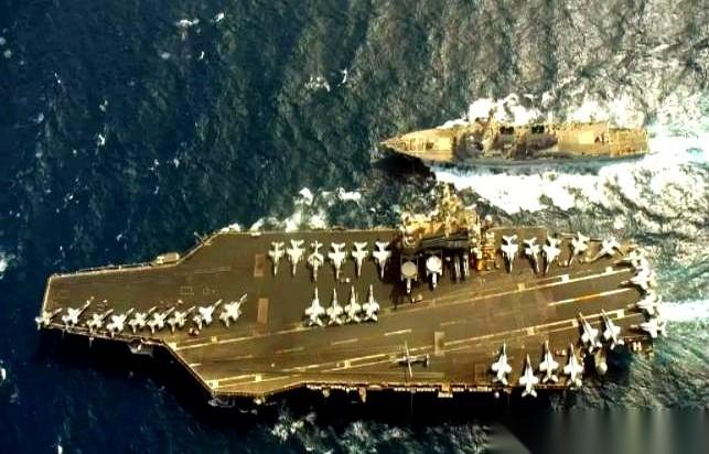 聊聊那个排水量10万吨的“海上巨兽”——尼米兹级航母。很多人觉得它是一发导弹就能