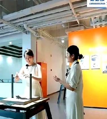 董宇辉恐怕要“惊掉下巴”！平时大大咧咧的盼盼，换上699元白色一字领礼服瞬间
