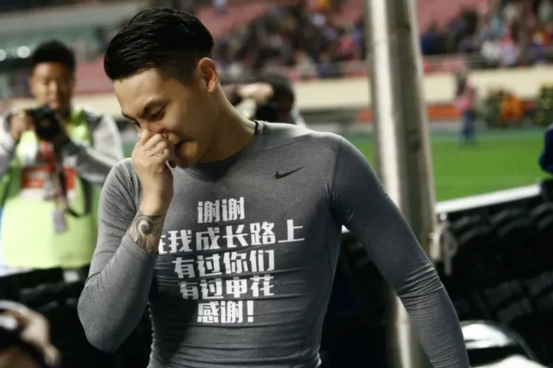 中国男足现役球员里王大雷的生意做得相对较大且较为知名。据相关报道，王大雷虽