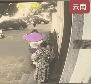 女子在商店门口下台阶时不小心踩空，倒下瞬间她抓住了旁边男子的裤管，把男子一起拽了