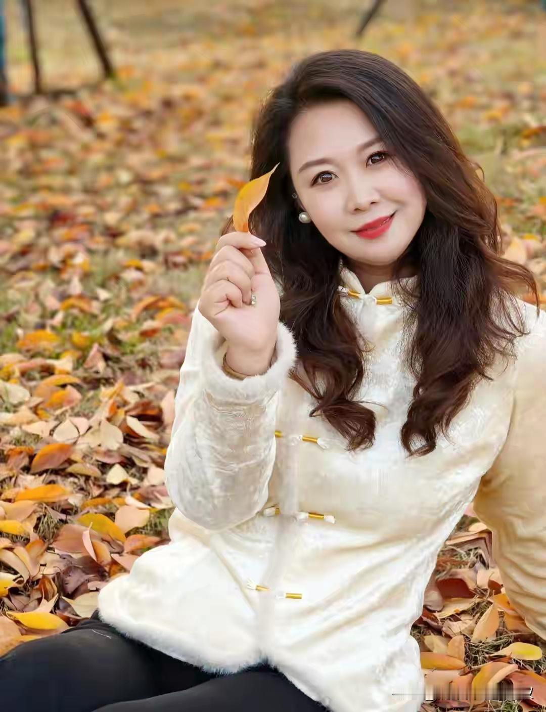 秋叶落，美人笑，岁月静好。