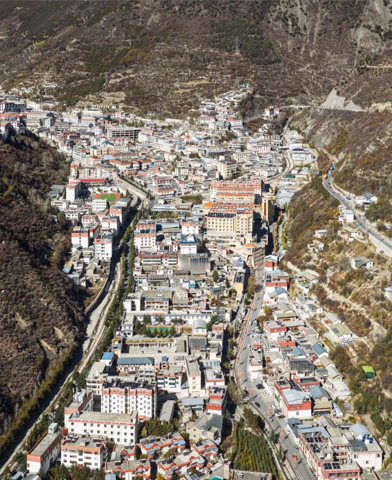 即将整体搬迁的云南县城德钦县老县城升平镇被称为挂在峭壁上的城市城区内有上百