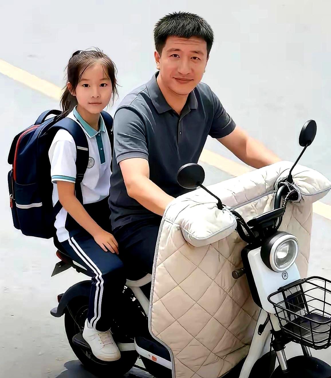 90%的人都想不通，为啥张雪峰这么有钱还天天骑个电动车？说句大实话，人家不是没