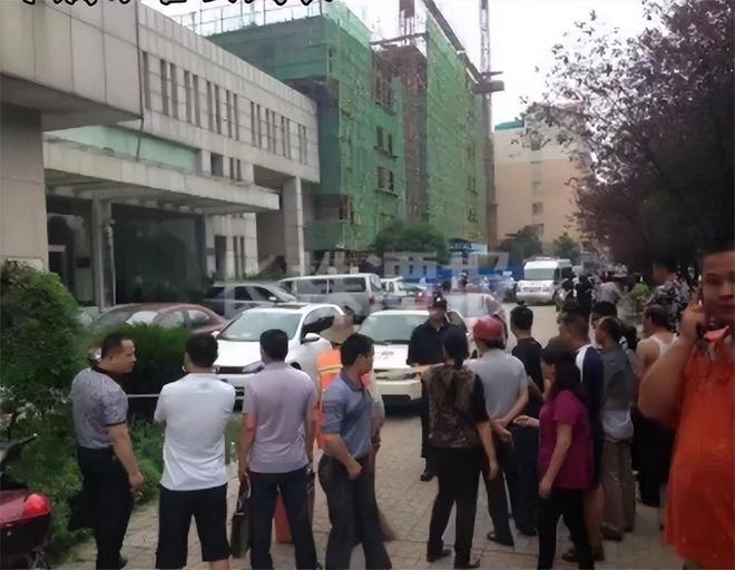 2013年6月9日，湖南株洲市档案局发生极端事件，该局工会主席，退役中校旷晖持刀