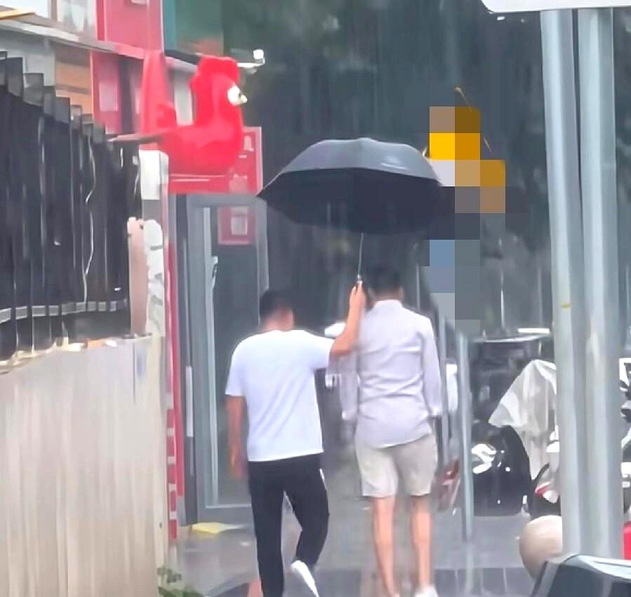 真没见过哪个大老板，下雨天能跟司机挤一把伞搁街上溜达的！汪小菲这波操作属实有点