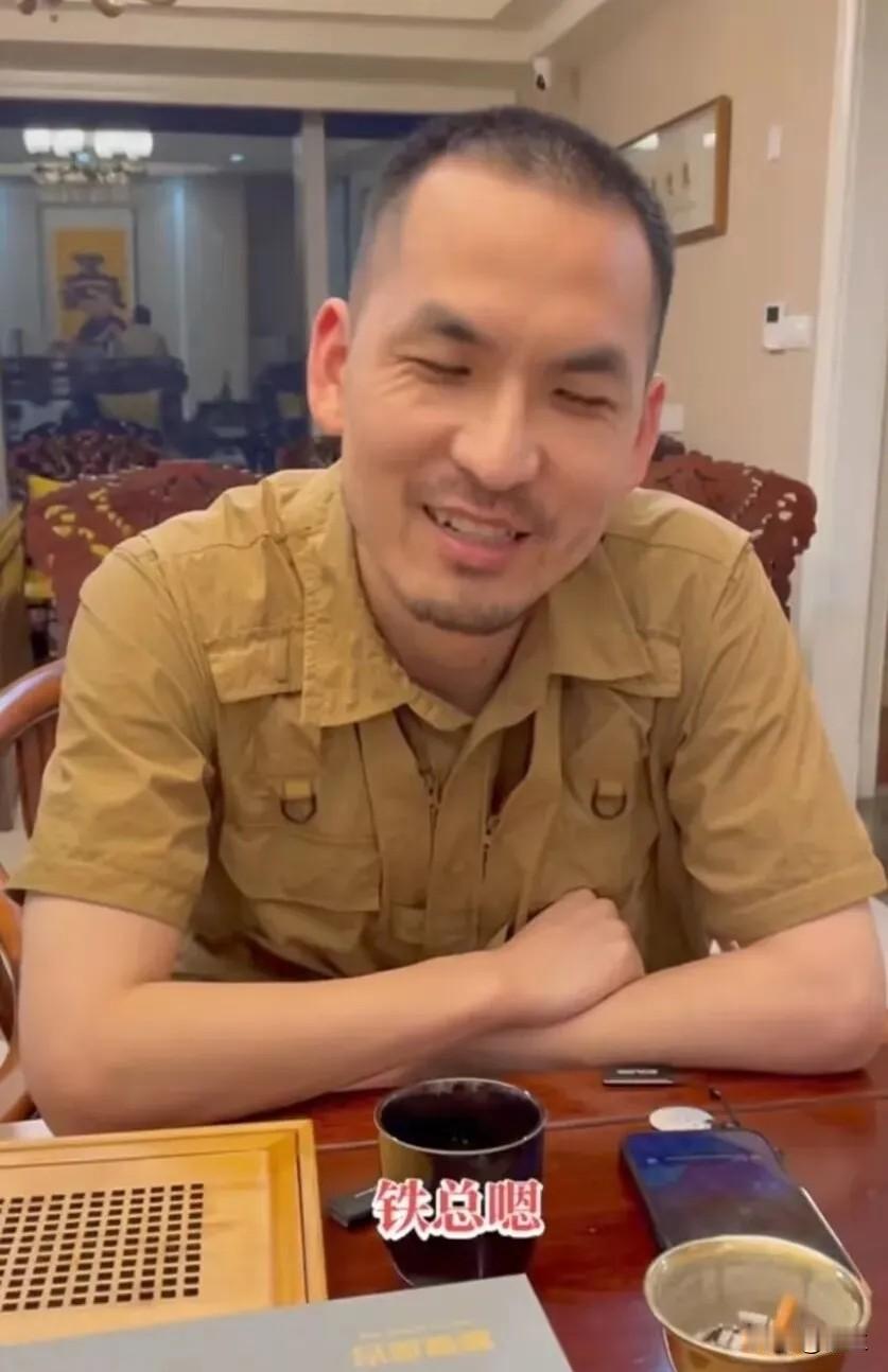 这个带货主播也是挺狠的，面对网红铁头等人的索要黄金，大额钱款，不仅给了，还给得很
