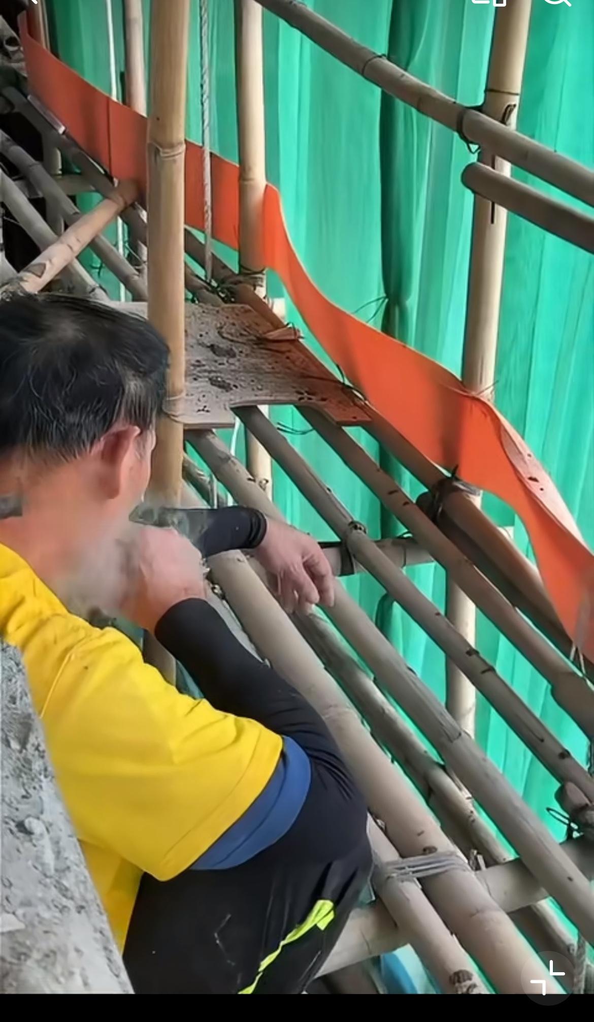 我能预料得到这次香港大火之后全香港工人会禁烟了看到图中竹手脚旁的工人，一边