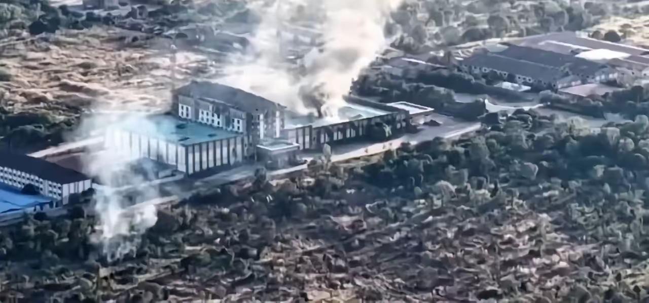 泰国军队又摧毁一座柬埔寨的赌场和电诈园区。从周围环境和竖立的塔吊来看，这还是一座