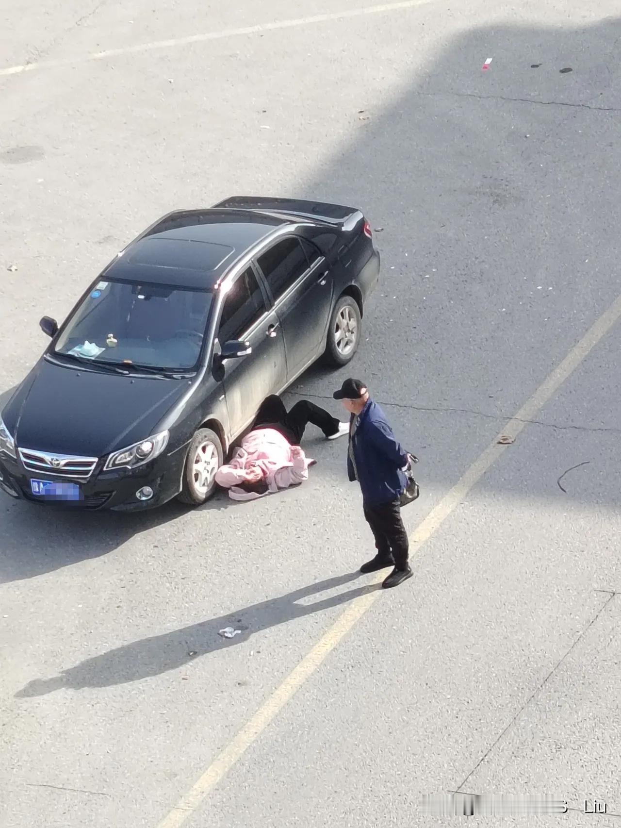 老男人带着小三下馆子，被妻子抓包，老男人放跑了小三，妻子躺地上哭骂，情绪激动，吐