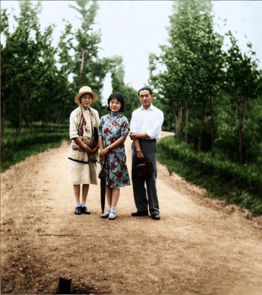 这是民国才女林徽因流传甚广的一张孕期合影，拍摄于1929年。画面记录了她与友人在
