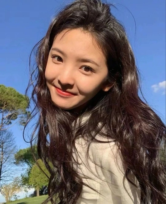 和章若楠隔着屏幕对视隔着屏幕的这一眼对视，甜度与氛围感直接拉满！章若楠的眼神自带