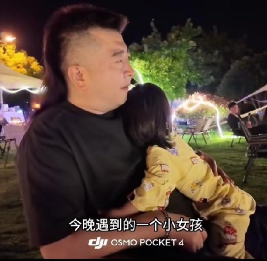 一个陌生小女孩上前求抱抱，竟然动摇了一对上年纪丁克夫妻的决心，看一次破防一次！